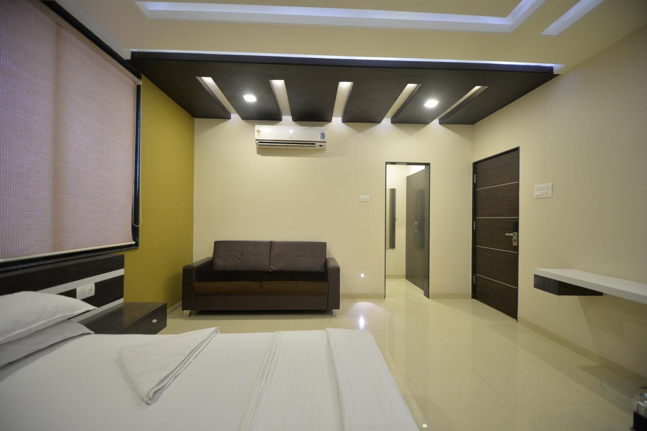 Hotel Radhe Krishna Solapur Extérieur photo