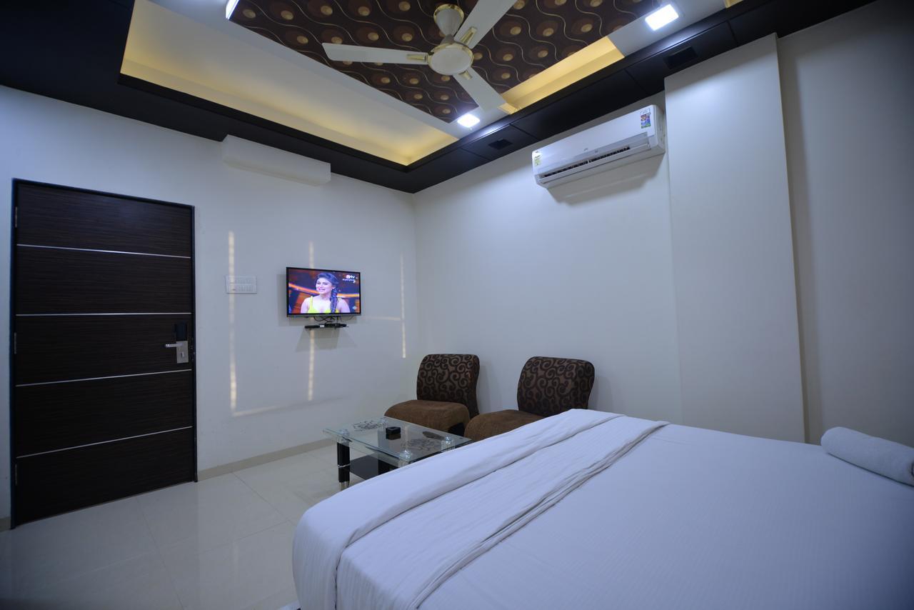 Hotel Radhe Krishna Solapur Extérieur photo