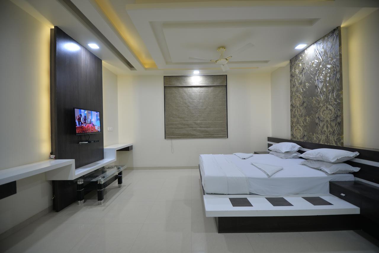 Hotel Radhe Krishna Solapur Extérieur photo