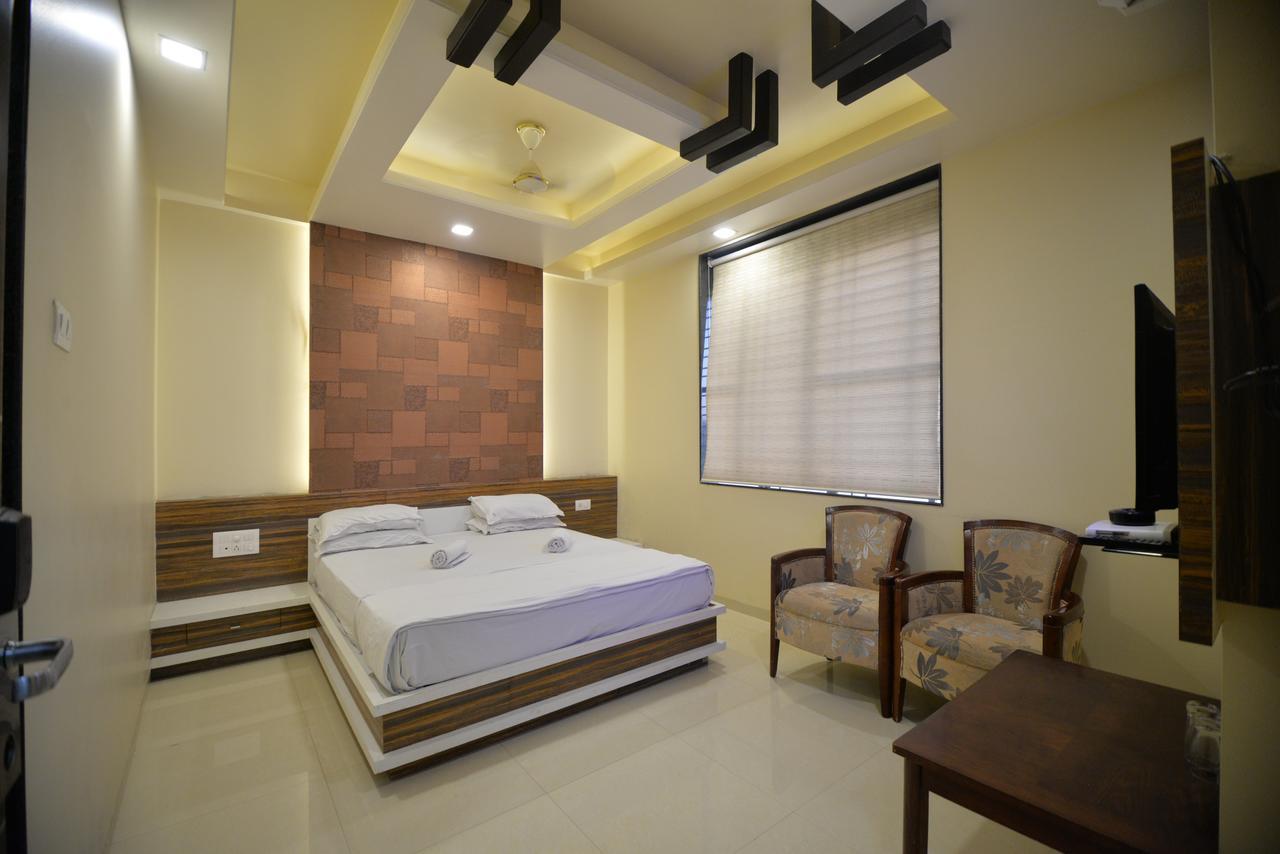 Hotel Radhe Krishna Solapur Extérieur photo